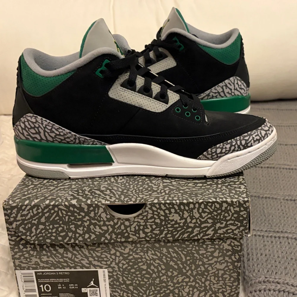 Air Jordan 3 Retro Black and Pine Green - Picture 7 of 8